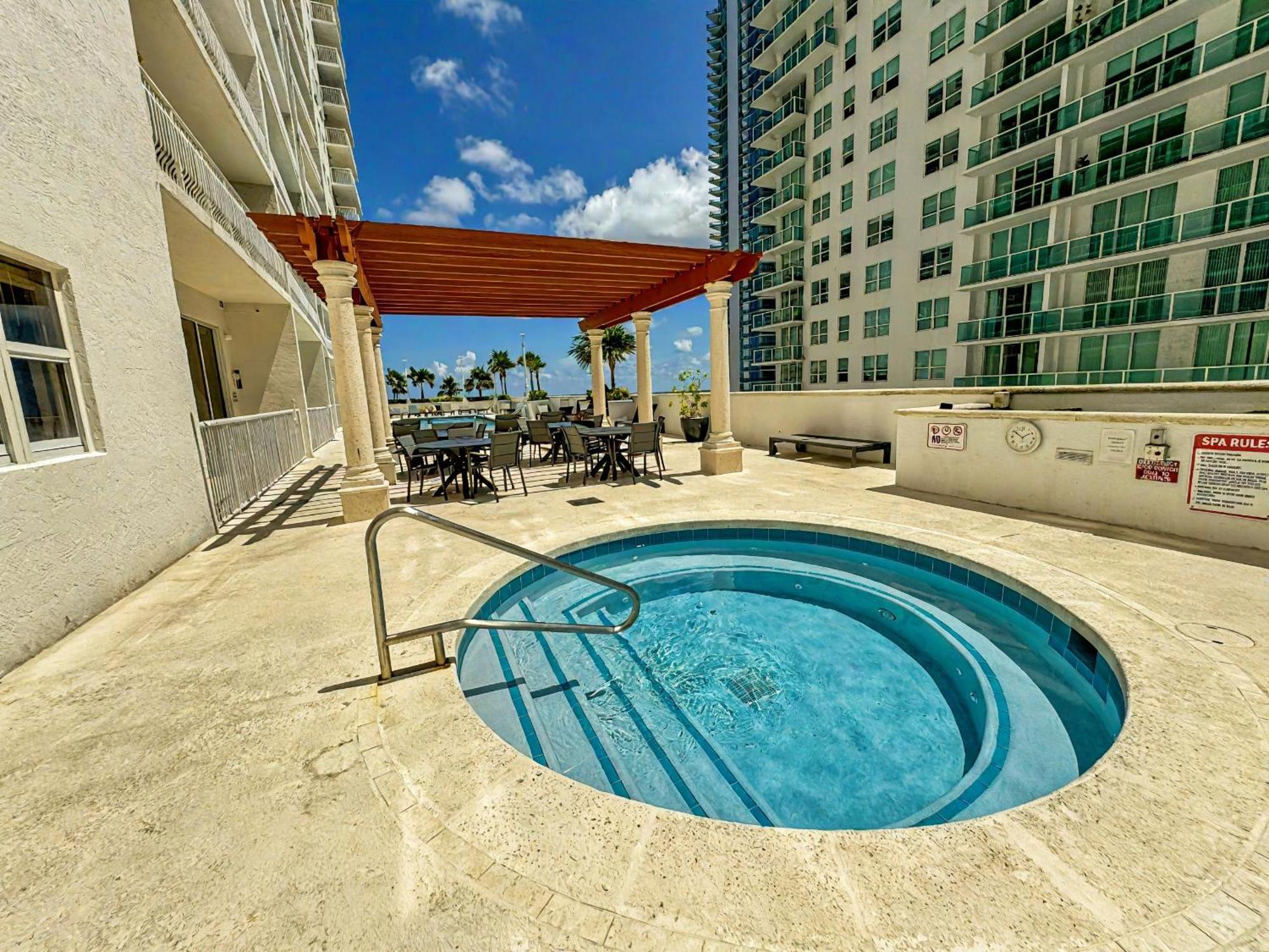 マイアミElegant Centric Vibrant Pool Jacuzzi Free Parkingアパートメント エクステリア 写真